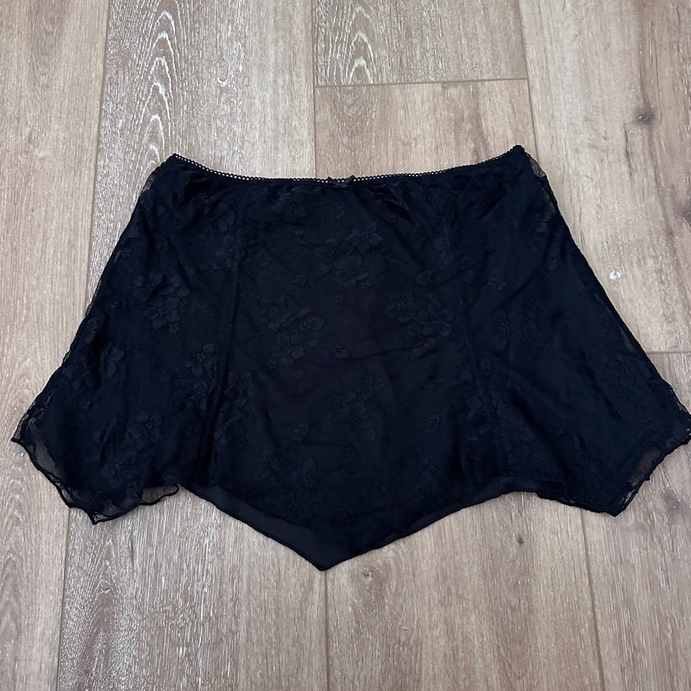 URBAN OUTFITTERS black lace mini skirt